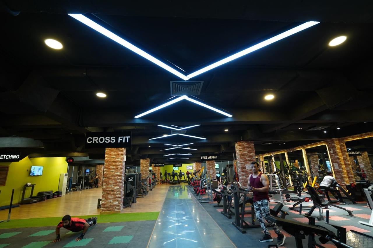 Oxygym Club Hotel & Suites Faisalabad Exterior foto