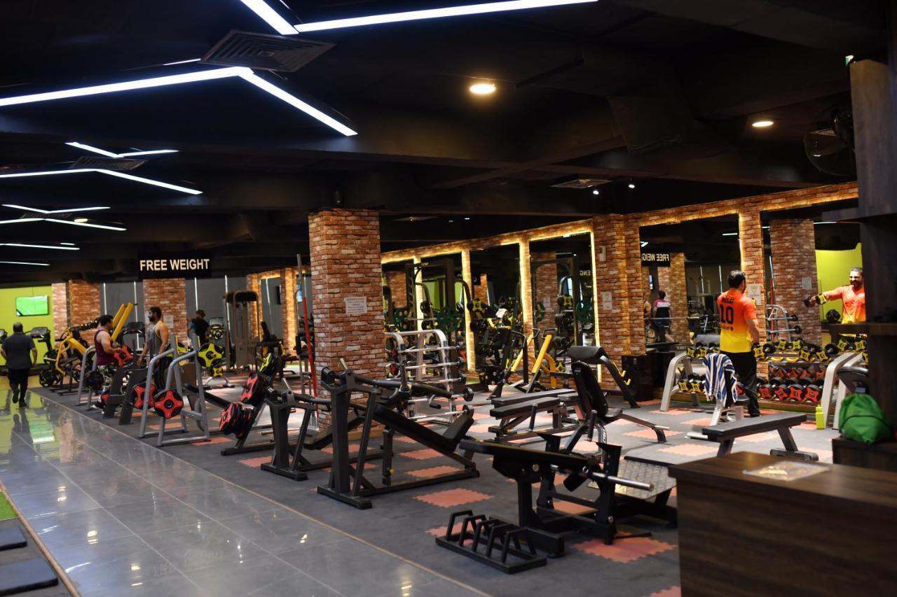 Oxygym Club Hotel & Suites Faisalabad Exterior foto